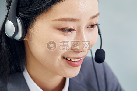 客服女性在商務咨詢服務中的關鍵角色與專業(yè)素養(yǎng)